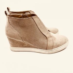 A New Day fashion/wedge sneaker in beige Size 8